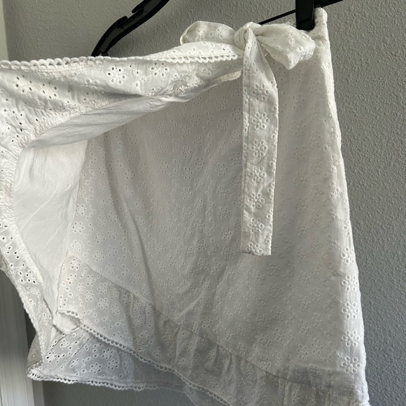 Pink Lily White Mini Skirt With Bow Size: Medium - Picture 2 of 9